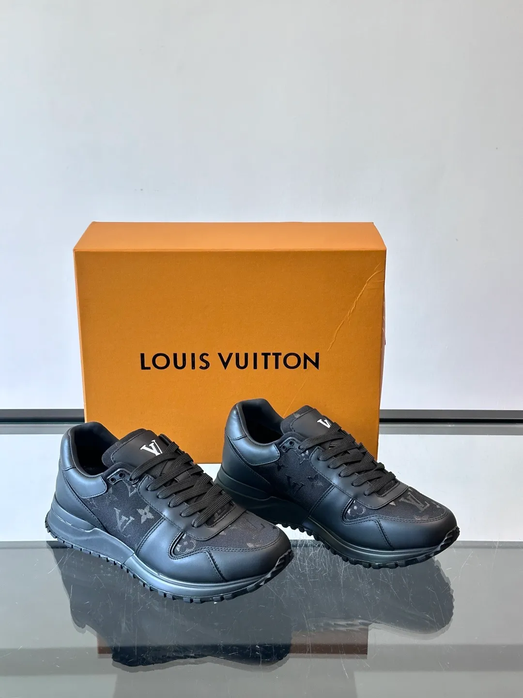 p520《＊OUIS＊UOTTO＊》Run Away men's sports shoes, first-layer cowhide + Monogram embossing, delicate texture and durable. The soles are made of foam + rubber, are light and elastic, and are comfortable to wear for a long time without tiring your feet. The tongue is long and stiff, so it is recommended to wear thick socks to improve the foot feel. The overall design is simple and versatile, and can be easily worn with jeans, casual pants, and suits. It is OK for commuting, shopping, and light exercise! The LV logo on the side of the shoe is very recognizable, and it is full of low-key luxury. It is a high-end sports shoe that is both business casual and trendy👟! size: 38-44 (45 46 customized)